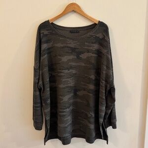 Sanctuary Loose Waffle Knit top Army Print  Size XXL / 2XL